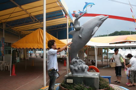 少年 銅像 た イルカ に 乗っ 銅像は、いつも謎だらけだね…: ぼちぼち日記